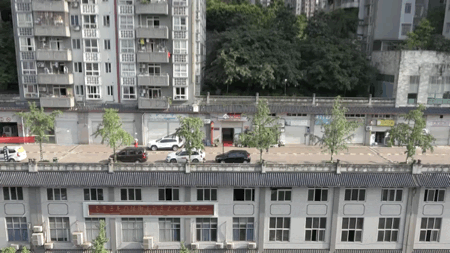 △重庆屋顶马路 别人屋顶我开车。贾楠 摄