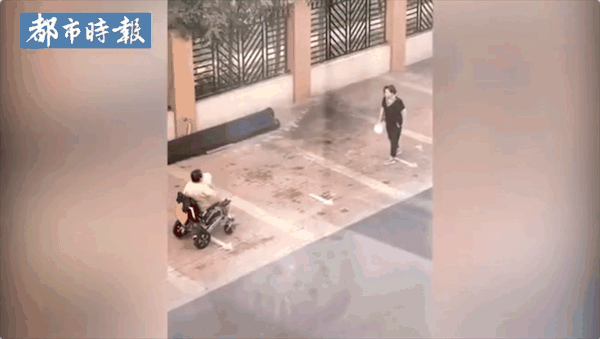 儿子陪82岁母亲花样练球,20年来的陪练视频让网友感慨