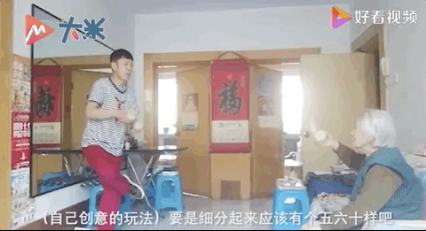 儿子陪82岁母亲花样练球,20年来的陪练视频让网友感慨