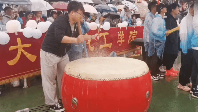 大雨倾盆 | NWU体育场上的你,“yyds”!