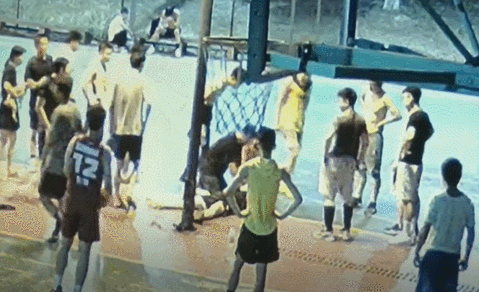 杭州小伙篮球场上突然倒地,呼吸全无!生死瞬间,95后的他冲了上来“抢”回一条命……休闲区蓝鸢梦想 - Www.slyday.coM 杭州小伙篮球场上突然倒地,呼吸全无!生死瞬间,95后的他冲了上来“抢”回一条命……休闲区蓝鸢梦想 - Www.slyday.coM