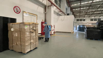 工作人员对货物开展消杀  图：重庆飞