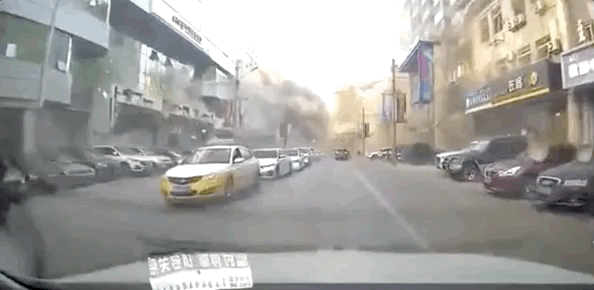△行车记录仪拍下爆炸瞬间，现场浓烟滚滚。