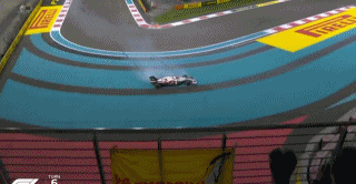 莱科宁因为赛车刹车故障冲出赛道。