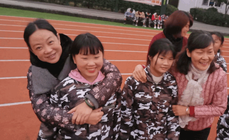 王玉老师（左一）和孩子们的合影