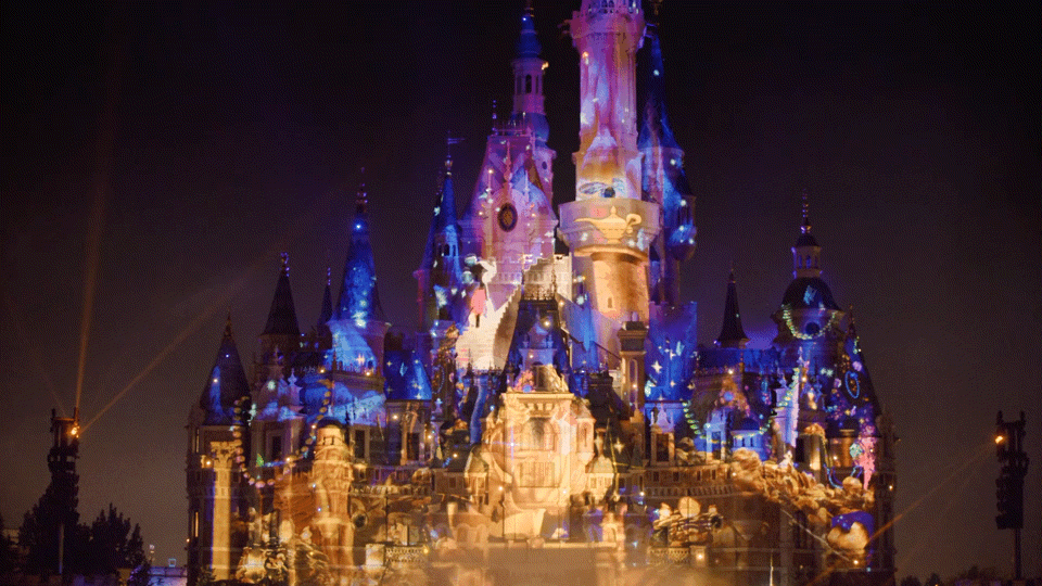 上海迪士尼乐园的“点亮奇梦：夜光幻影秀”演出 本文图片均为 上海迪士尼 供图