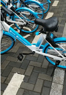  共享单车不规范停放，车锁会自动弹开。