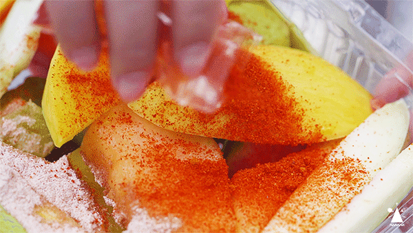 ▲撒上辣椒粉食用的酸嘢