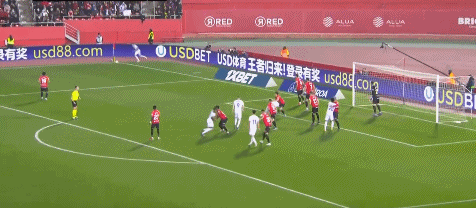 本泽马梅开二度。