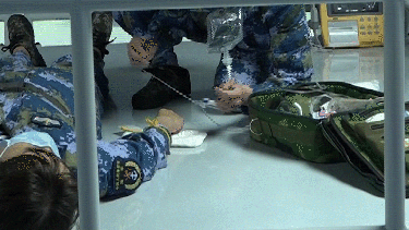 ▲高海况条件下实施微光静脉输液术。