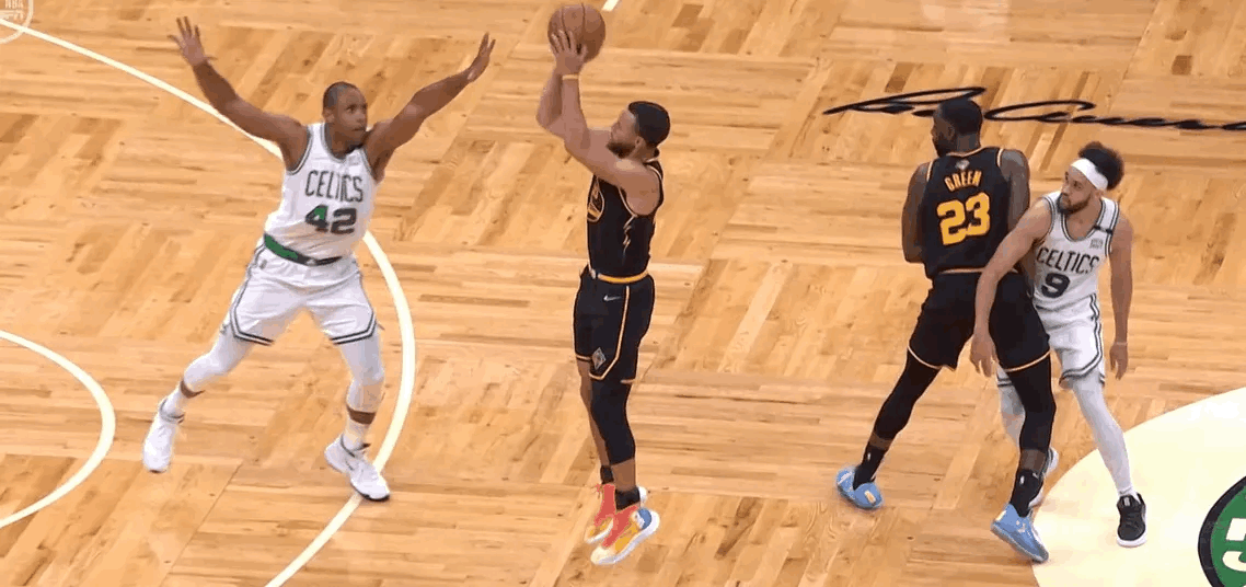 霍福德涉嫌垫脚库里。