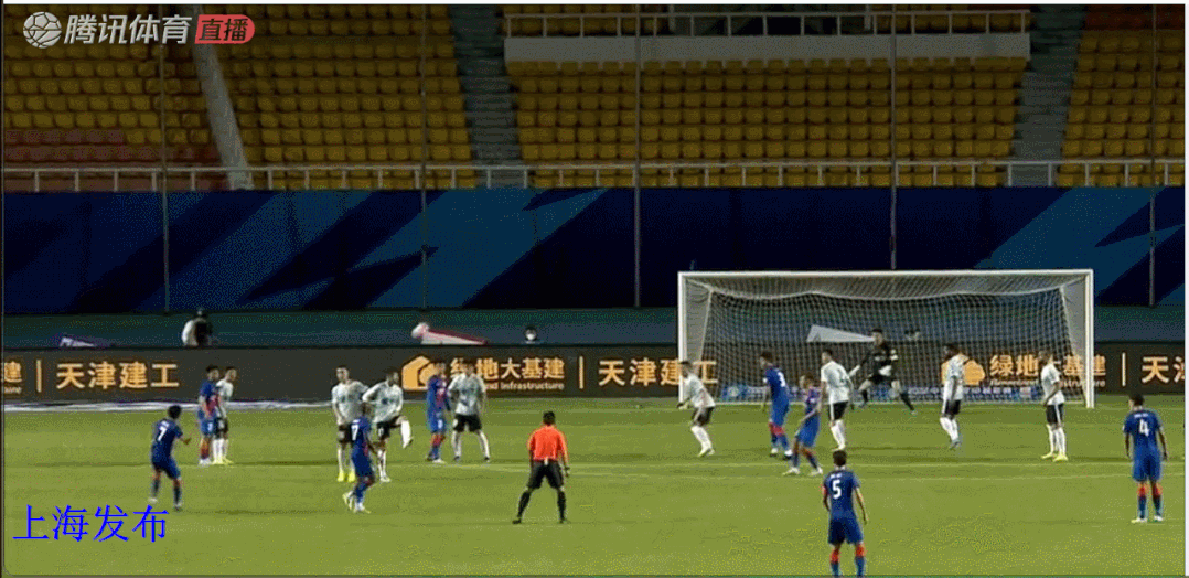上海申花前场中路任意球，巴索戈假动作，钱杰给远射打门，上海申花2-0武汉长江