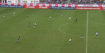 三笘薰左路突破，展现出色个人能力。