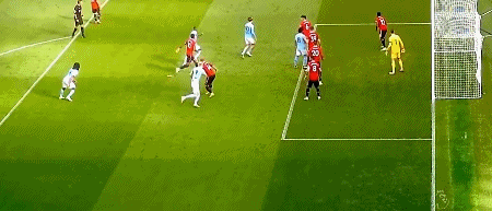 哈兰德头球破门。