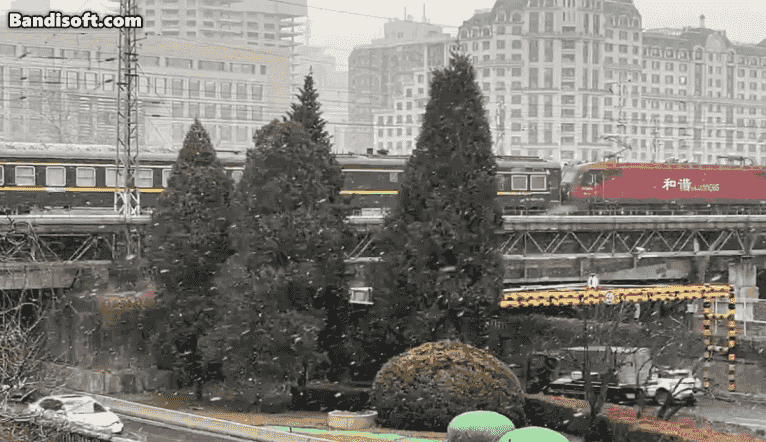 今天下午，北京市区开始下雪，图为本报记者在东便门附近拍下的雪景