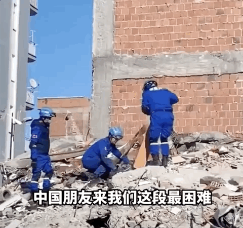 被埋100小时后,她被救出来了!休闲区蓝鸢梦想 - Www.slyday.coM 被埋100小时后,她被救出来了!休闲区蓝鸢梦想 - Www.slyday.coM