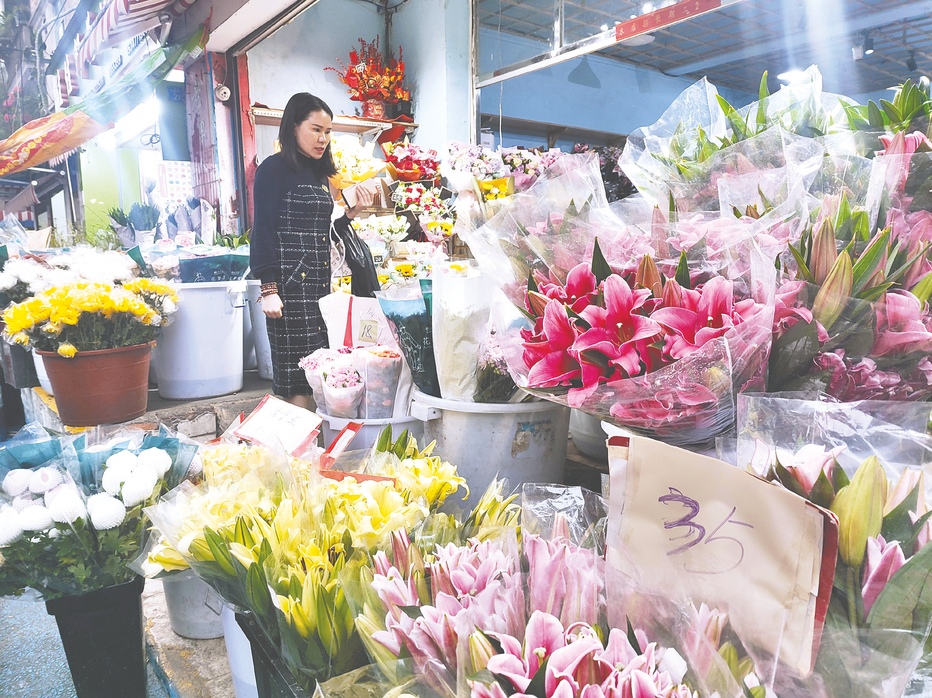     临近清明，市民在七星路一巷花市选购鲜花，以寄托哀思。    本报记者周小燕 摄