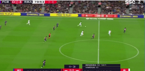 维尼修斯在反击中斜传本泽马，后者挑射上演帽子戏法。