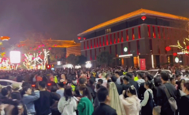 大唐不夜城的人山人海。@大唐长安旅行团购达人