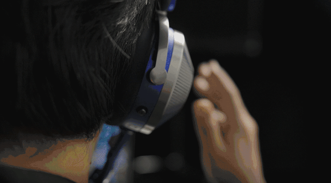 利用Dyson Zone™空气净化耳机与他人进行交谈。