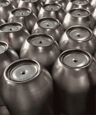 抽真空前，无尾保温杯底部的抽气孔和玻璃珠（图片来源：youtube/high caliber line）