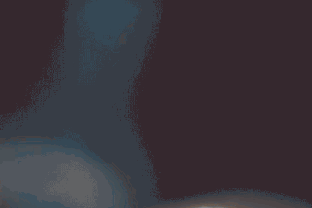 面条一根根竖直地下来，形同“川”字。动图/《舌尖上的中国Ⅱ》