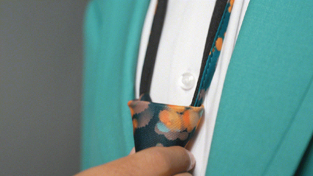 拉链式的领带设计，方便残疾运动员佩戴