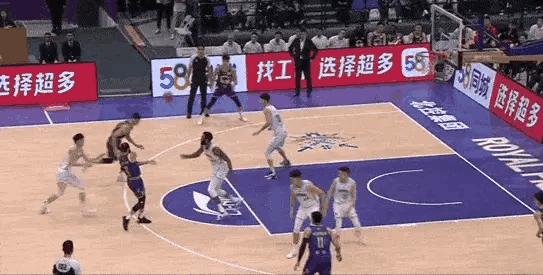 陈国豪高难度拉杆反手上篮，拿到自己CBA生涯第一分。