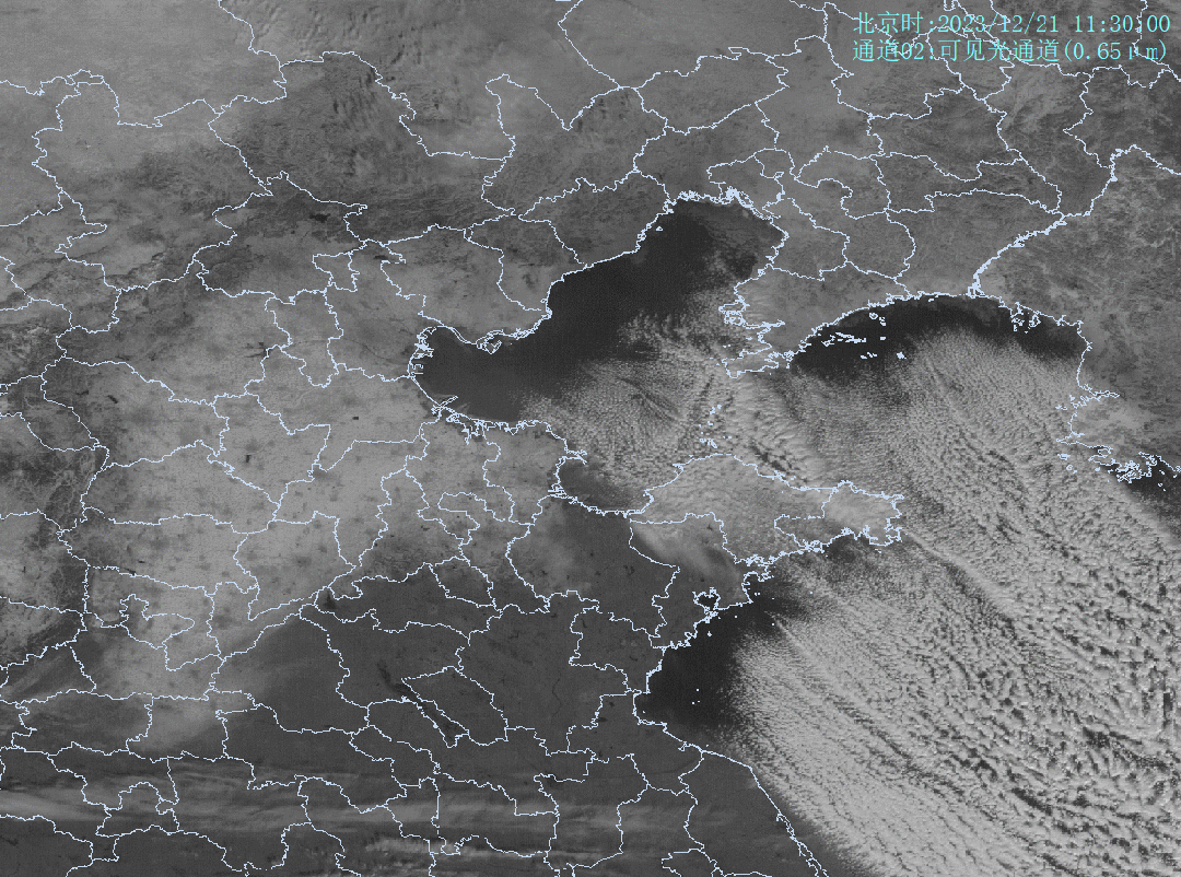 图为12月21日风云四号卫星可见光云图，可以看到大量的云涌向山东半岛