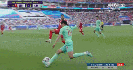 第43分钟，武磊、张玉宁连续的射门被黎巴嫩门将马塔尔扑出，这是国足上半场最好的射门机会！图源：@足球报
