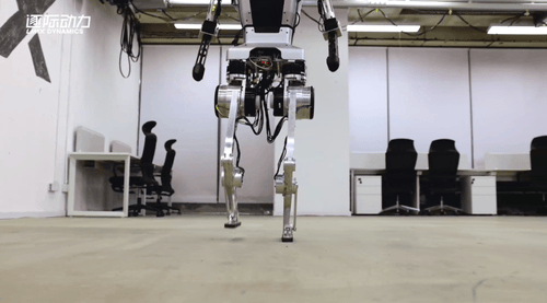 ▲逐际动力展示其上下楼梯的能力（来源：逐际动力）