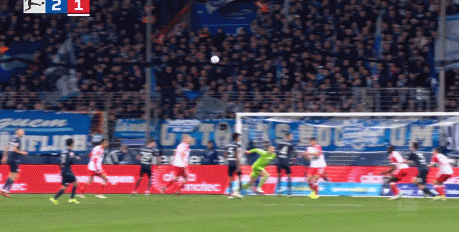 于帕梅卡诺禁区内肘击对手。