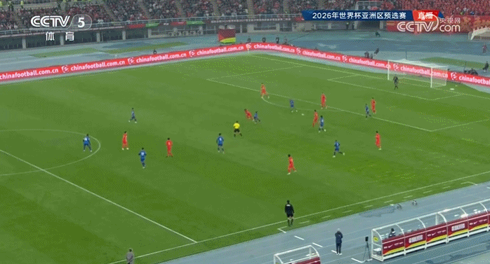 第21分钟，张玉宁助攻，武磊单刀面对门将，轻巧将球挑过门将，国足1比0领先新加坡！图源：足球报