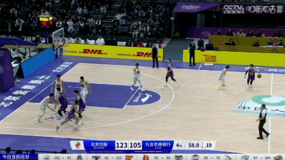 终场前，矣进宏完成扣篮得分。