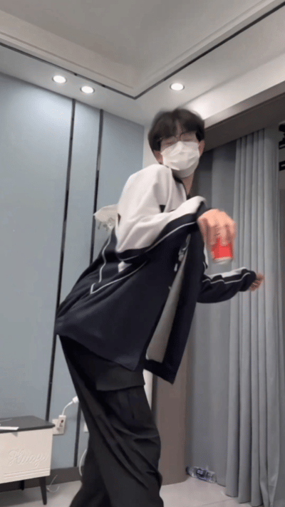 转圈扭胯男生场