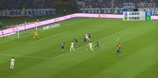 张玉宁率先进球。