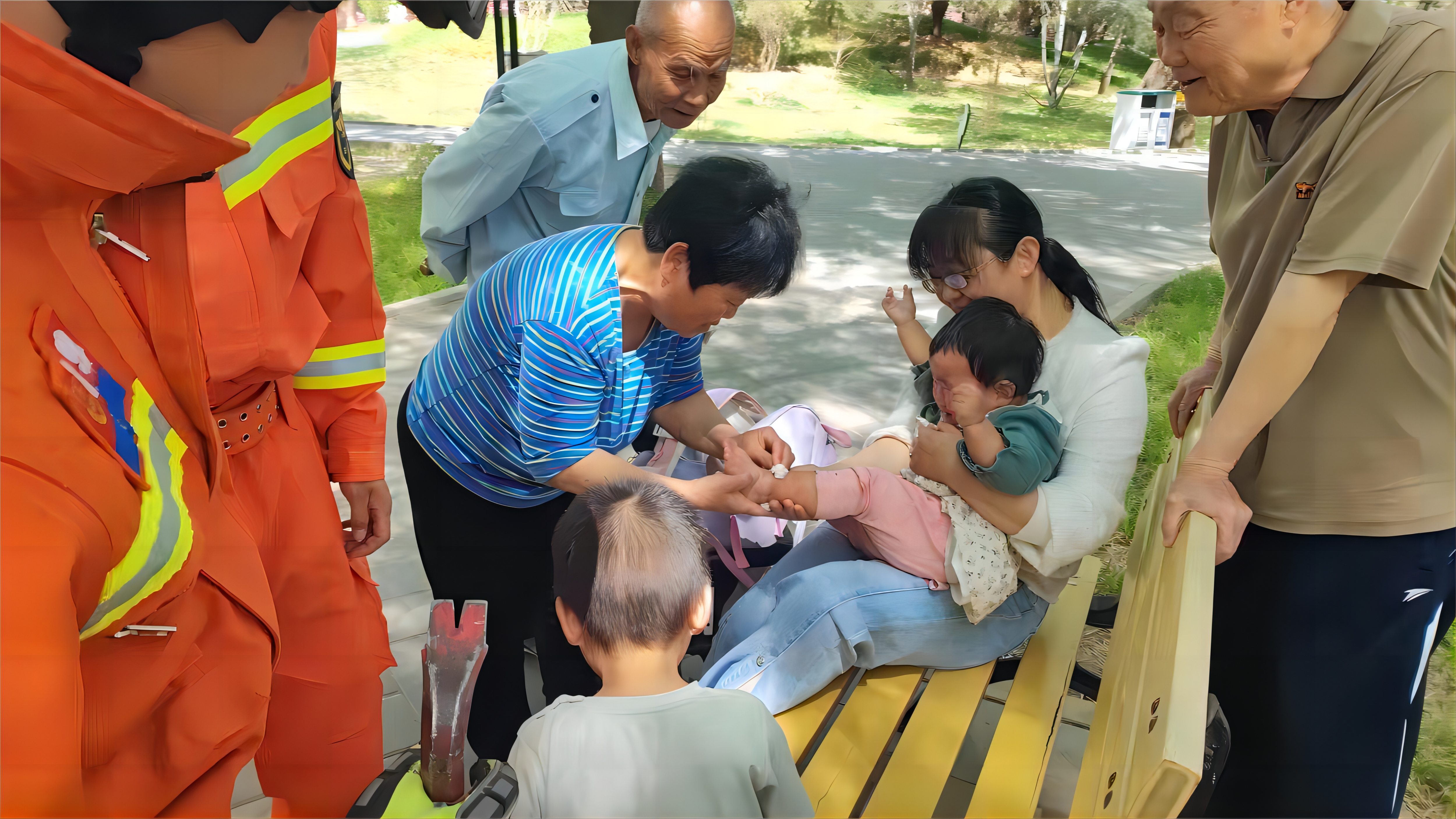 女孩脫困後，家長正在檢查其腿部是否受傷。圖源：順義區消防救援支隊