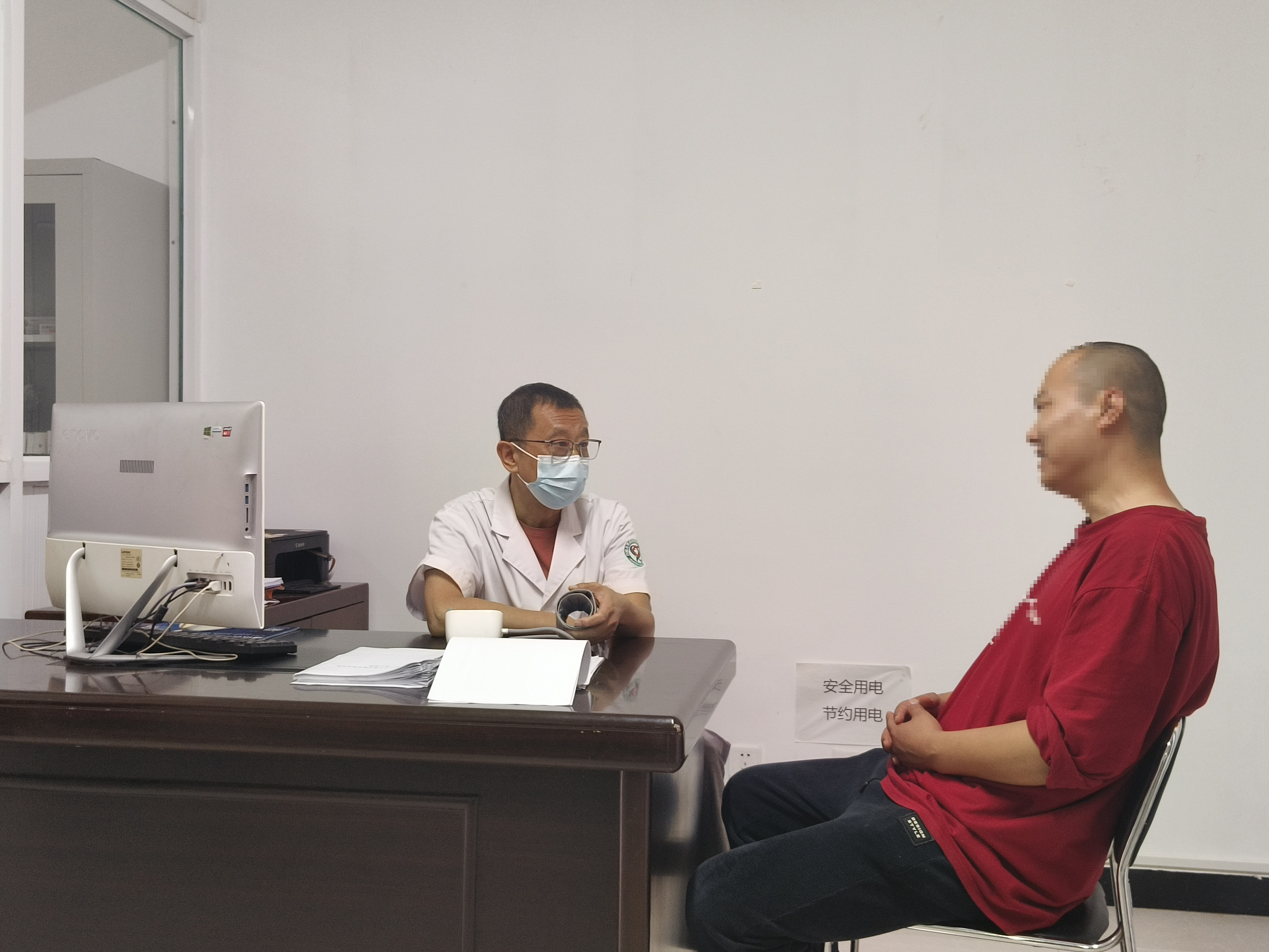 北京仙棲穀精神障礙托養中心診室內，學員接受醫生問診。  新京報記者 葉紅梅 攝