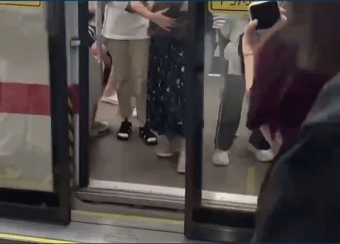 上海地铁也“热晕”了？屏蔽门频繁开关，“像打魂斗罗”！最新回应