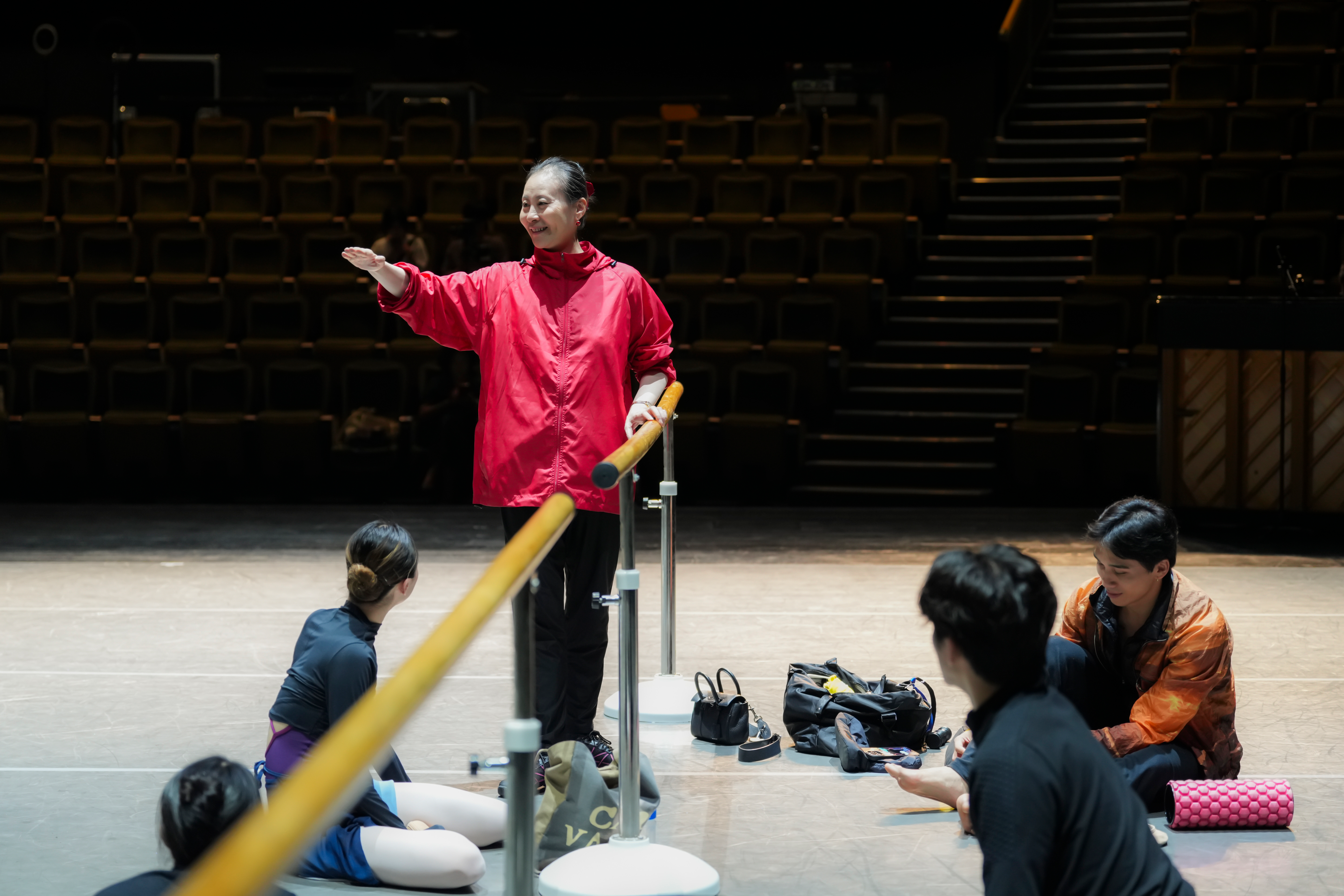 演出前，上海芭蕾舞团艺术总监辛丽丽为青年舞者带来芭蕾大师课，约200名观众观摩