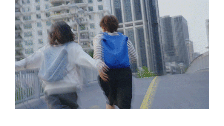 一上架，小伙伴HY就迫不及待的入手了松绿，自重很轻，上班通勤也十分亮眼，还不会觉得负担。划线价998，折后只要948元。
