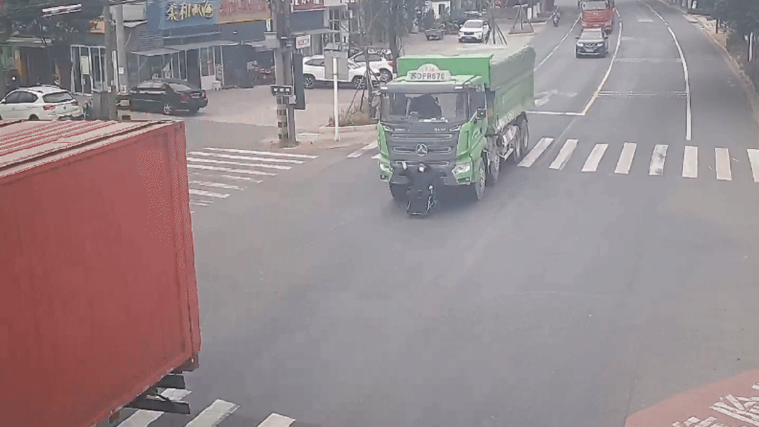 老人被绿色货车推行出数百米，图源：常州公安