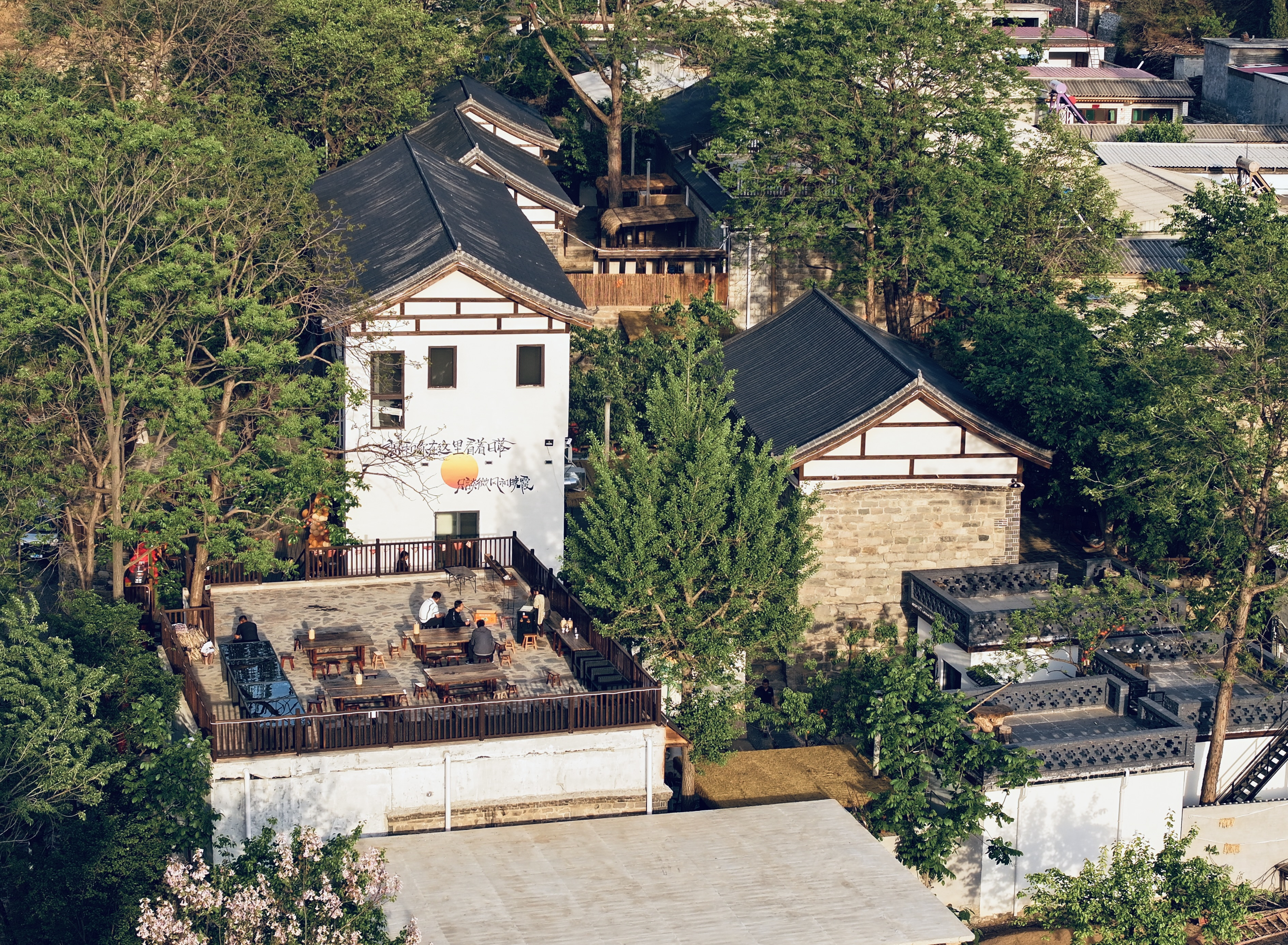 嶂石岩邊,張曉妹打造的「栗椿別苑」民宿。受訪者供圖