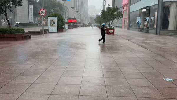 7月30日，上海南京路步行街，暴雨如注。