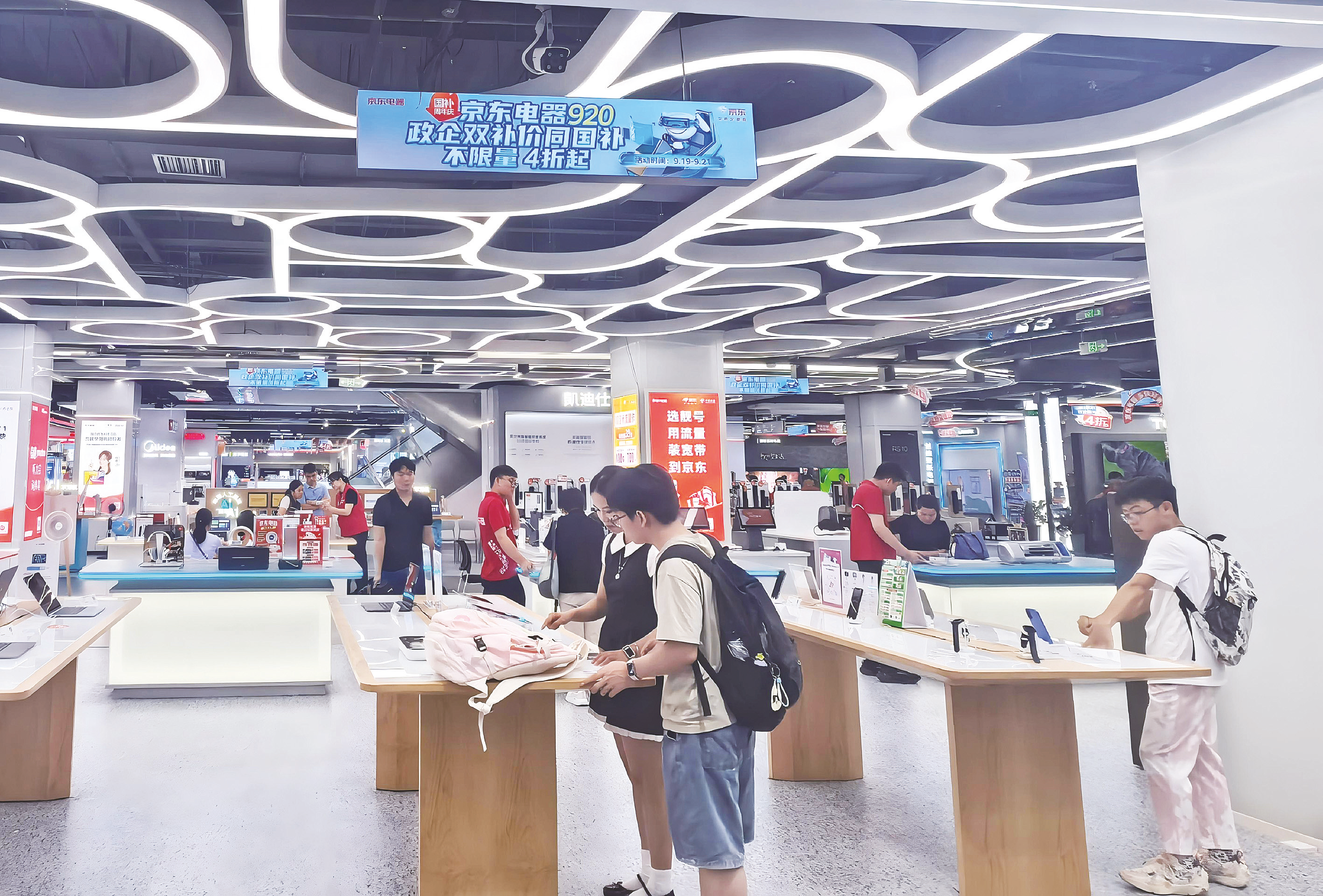 消费者在京东电器南宁城市旗舰店选购手机。