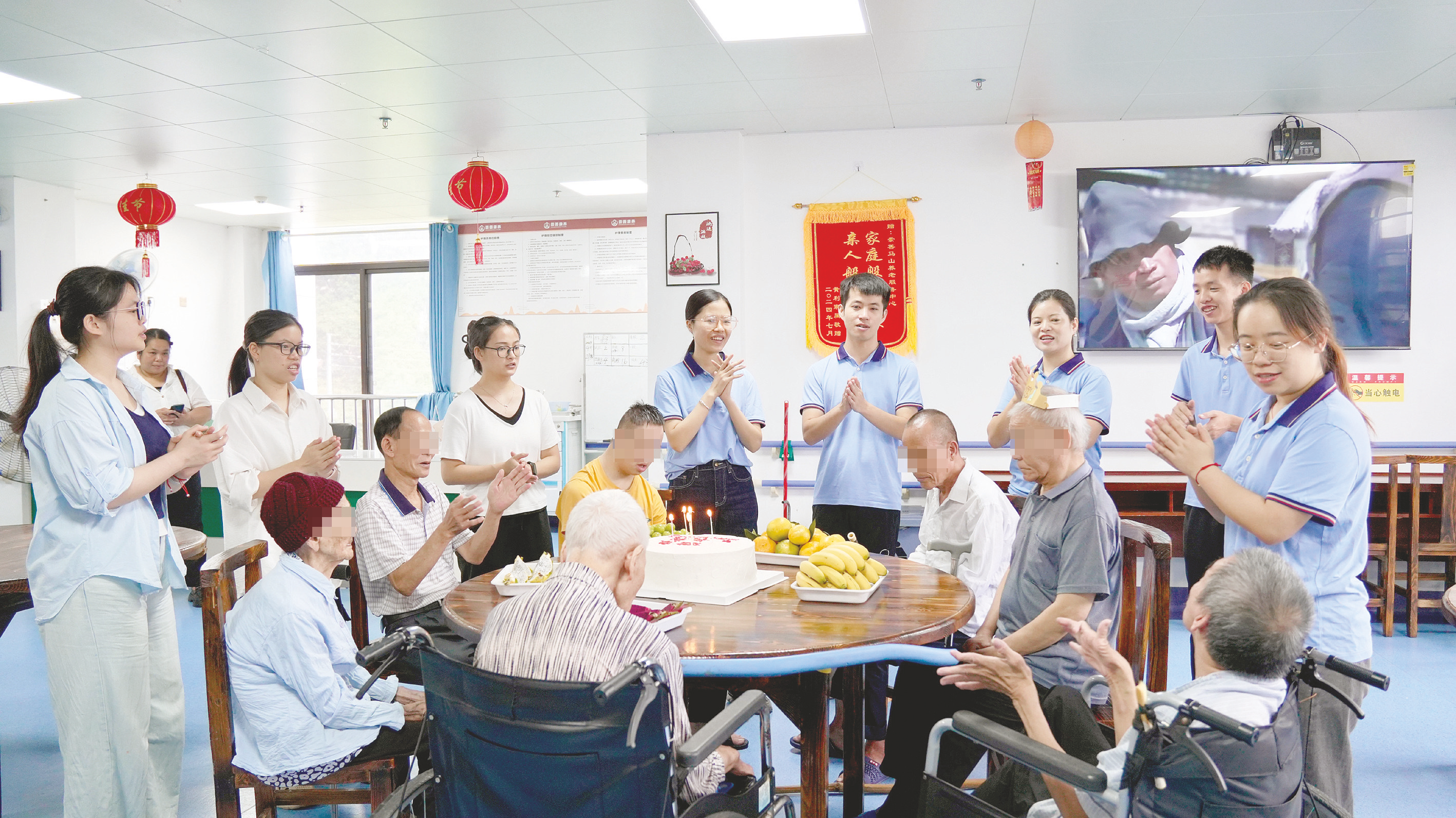马山康养中心工作人员为老人庆祝生日。    本报记者蓝梦 摄