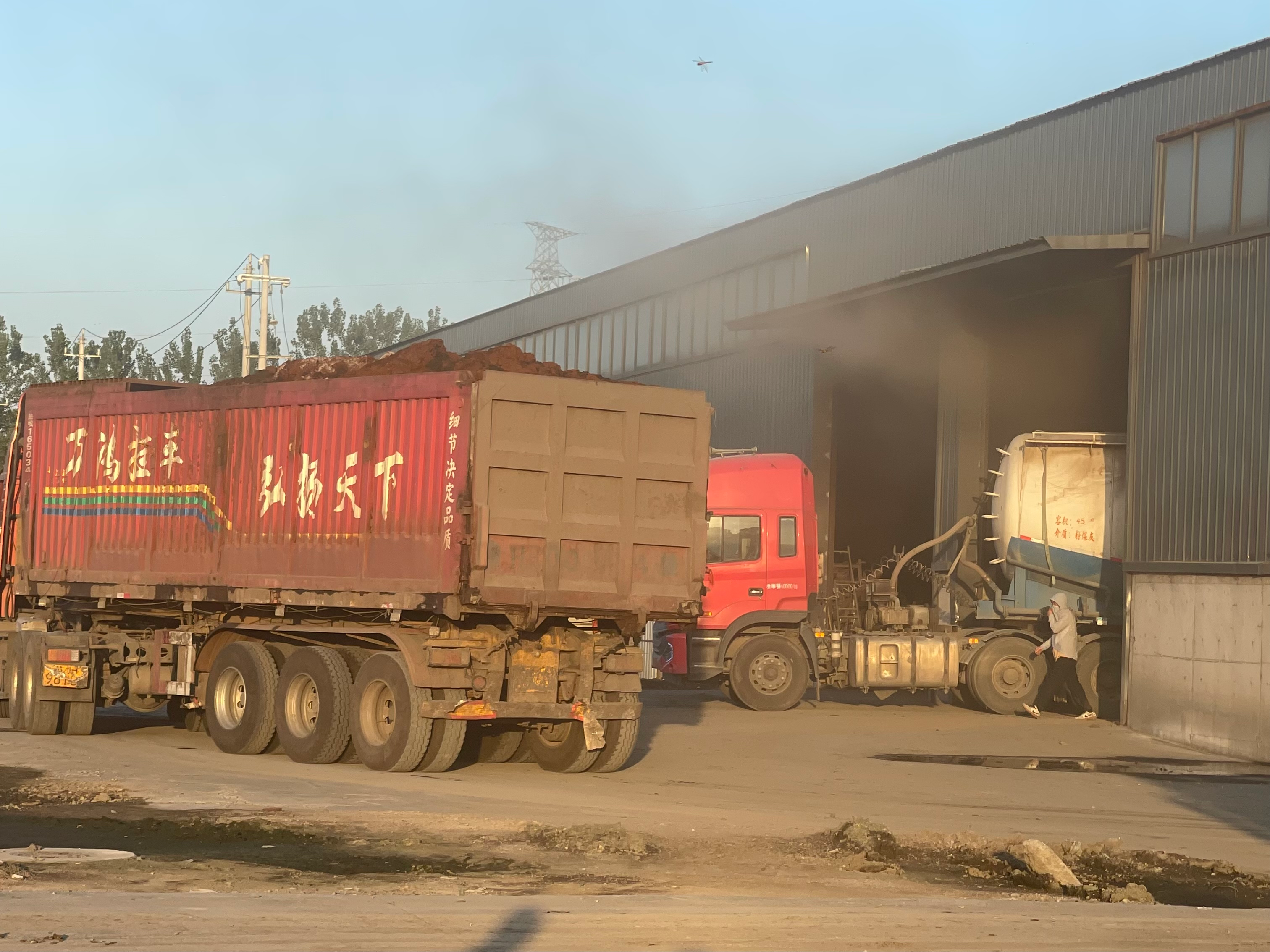 污泥、生物灰运输车辆在淮安辰能生态农业科技有限公司的堆土厂房内卸货。本文图片 均由澎湃新闻影子调查队 摄