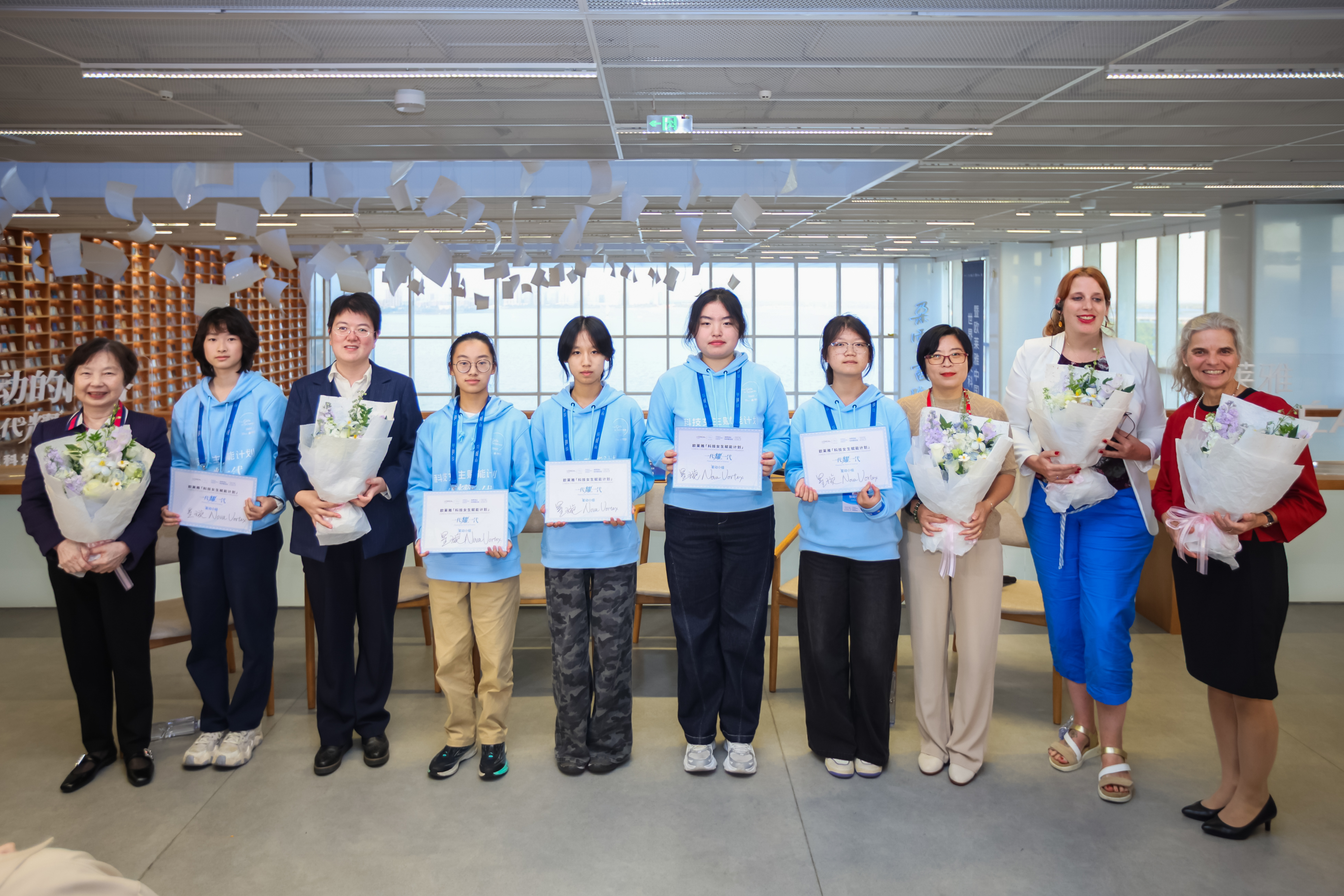 优秀汇报小组获颁“星动小组”证书，并代表全体科技女生向科学家嘉宾献花