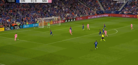 梅西头球破门。