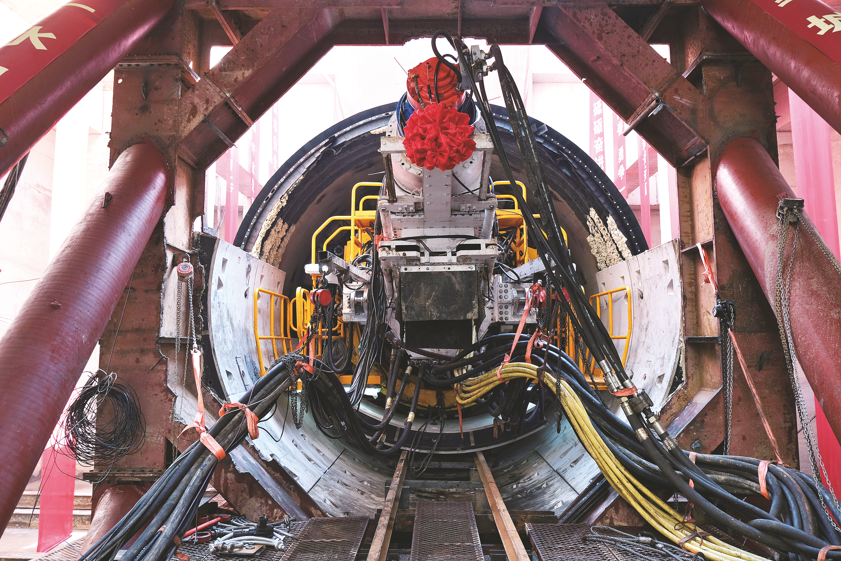     南宁市邕江上游二期引水和应急引水工程隧洞工程首台盾构机“井冈山号”顺利始发。 （廖玉贞 摄）